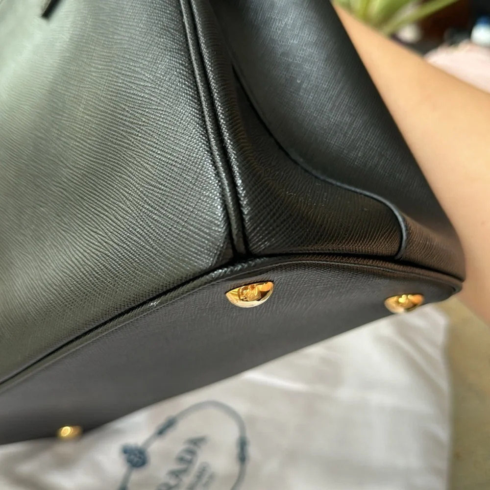 Prada Saffiano Lux Metropolis/Black Gold Metal/ Excellent Condition - Picture 12 of 16